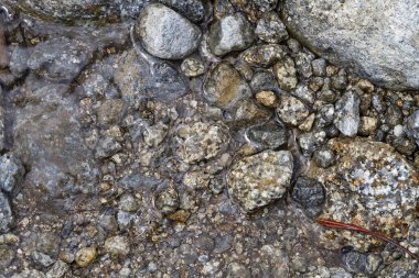 Bir derede granit taş dokusu