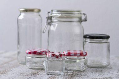 Farklı boyutlarda ve şekillerde boş cam kavanozlar.
