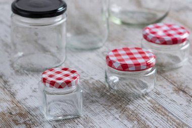 Farklı boyutlarda ve şekillerde boş cam kavanozlar.