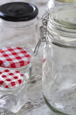 Farklı boyutlarda ve şekillerde boş cam kavanozlar.