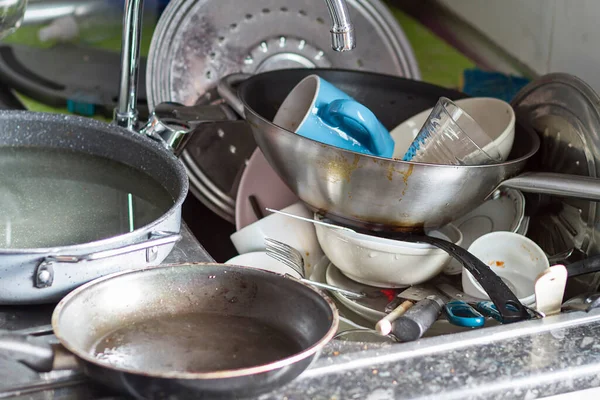 Çok kirli ve felaket bir mutfak lavabosu.