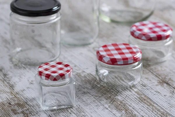 Farklı boyutlarda ve şekillerde boş cam kavanozlar.