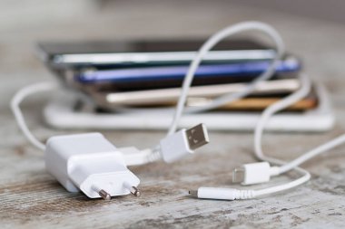 Akıllı telefon pili ve şarj ve ses kabloları.