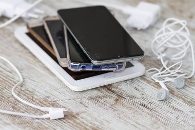 Akıllı telefon pili ve şarj ve ses kabloları.