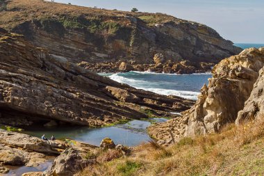 Guipuzcoa Eyaleti Jaizkibel Dağı 'nda jeolojik şekil ve renk oluşumları