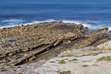 Guipuzcoa Eyaleti Jaizkibel Dağı 'nda jeolojik şekil ve renk oluşumları