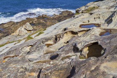 Guipuzcoa Eyaleti Jaizkibel Dağı 'nda jeolojik şekil ve renk oluşumları
