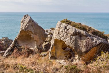Guipuzcoa Eyaleti Jaizkibel Dağı 'nda jeolojik şekil ve renk oluşumları
