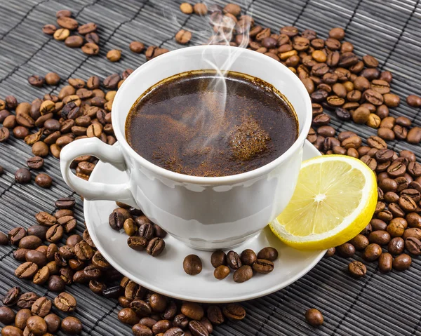 Tazza di delizioso caffè aromatico — Foto Stock