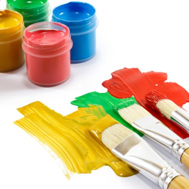 Boyalar ve fırçalar.