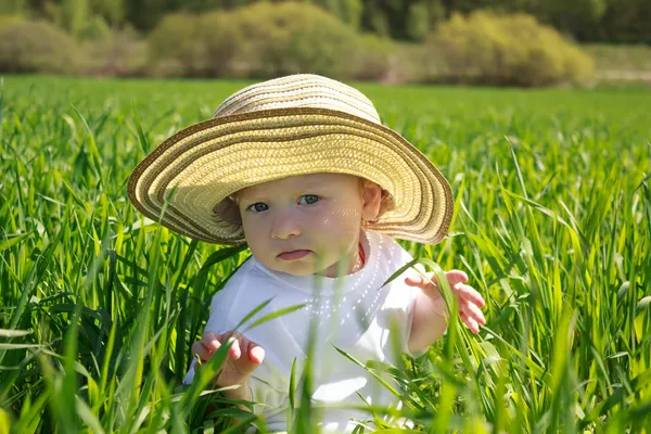 Little girl sitting on the grass — Stock Photo, Image