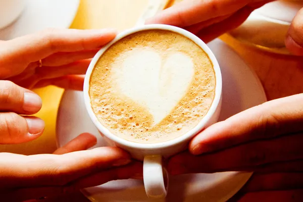 ? fel kávéval a kezében szerelmesek — Stock Fotó