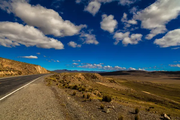 Route sale dans les montagnes péruviennes — Photo