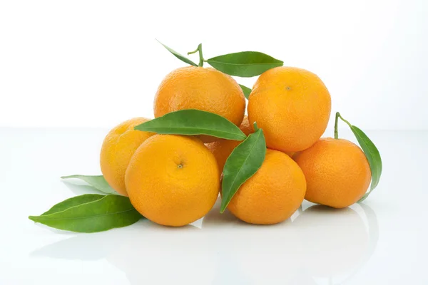 Naranjas con hojas —  Fotos de Stock