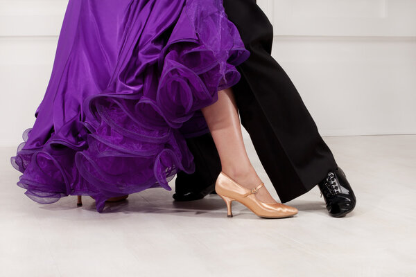 Ноги партнеров на танцполе
