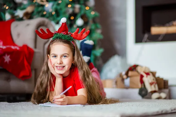 Divertido Linda Chica Caucásica Zurda Escribe Una Carta Santa Claus Fotos De Stock