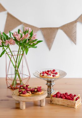 Krema ve dutlu şekerleme. Taze böğürtlen dolu sepetler. Ahududulu ev yapımı kurabiyeler..