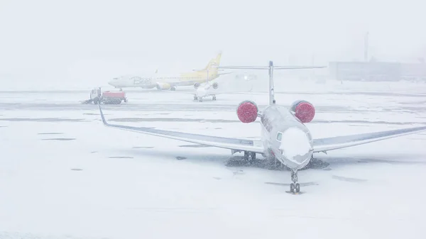 Сніг Прикривав Комерційний Літак Аеропорту Закриття Літака Після Снігопаду Працівники — стокове фото
