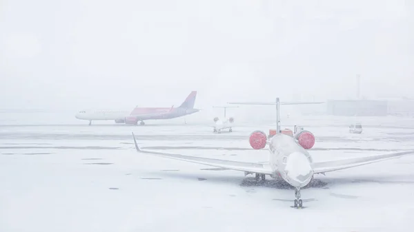 Snow Covered Commercial Plane Airport Close Plane Snowfall Airport Workers — Zdjęcie stockowe