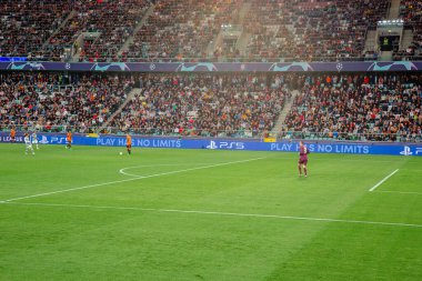 Varşova, Polonya - 14 Eylül 2022: Avrupa ve dünya futbolu, Shakhtar Donetsk Celtic 'e karşı. Sahadaki futbolcular