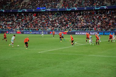 Varşova, Polonya - 14 Eylül 2022: Avrupa ve dünya futbolu, Shakhtar Donetsk Celtic 'e karşı. Sahadaki futbolcular