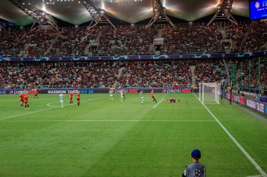 Varşova, Polonya - 14 Eylül 2022: Avrupa ve dünya futbolu, Shakhtar Donetsk Celtic 'e karşı. Sahadaki futbolcular