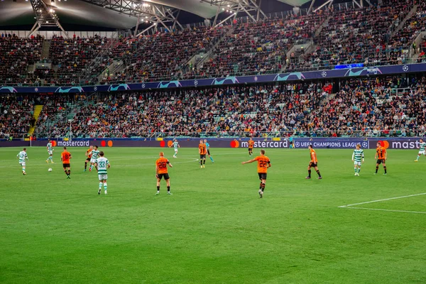Varşova, Polonya - 14 Eylül 2022: Avrupa ve dünya futbolu, Shakhtar Donetsk Celtic 'e karşı. Sahadaki futbolcular