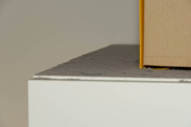 Banyo dolabında büyük bir toz tabakası var.