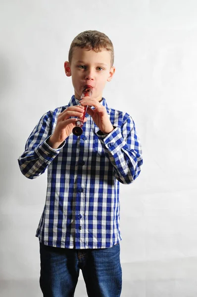 ポートレートブルーのシャツの前からフルートを持つ子 — ストック写真