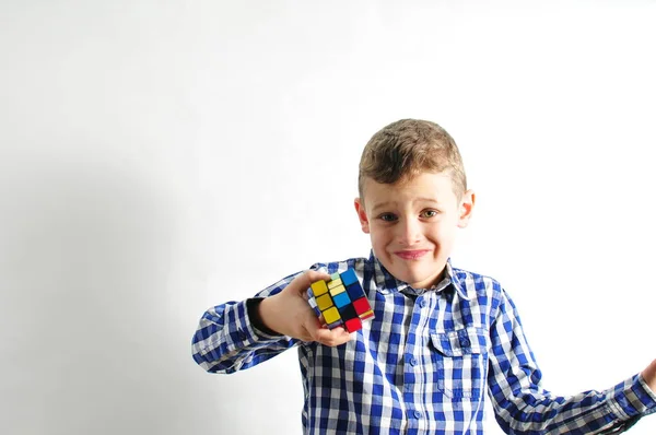 Criança Com Cubo Mágico Frente Com Camisa Azul Rosto Engraçado — Fotografia de Stock