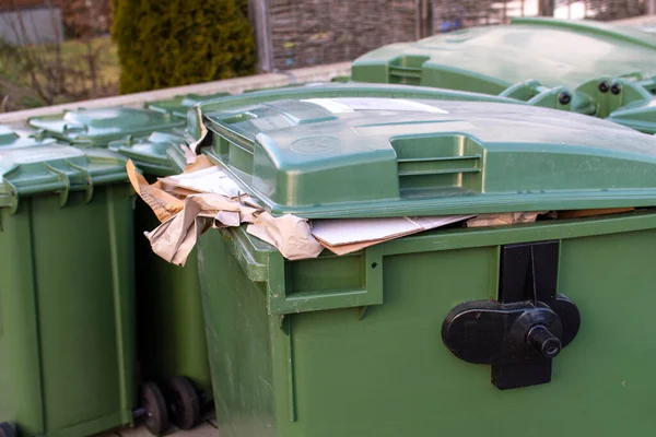 Caixote Lixo Verde Cheio Com Tampa Aberta — Fotografia de Stock