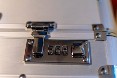 Alüminyum evrak çantasının üstündeki kombinasyon kilidi