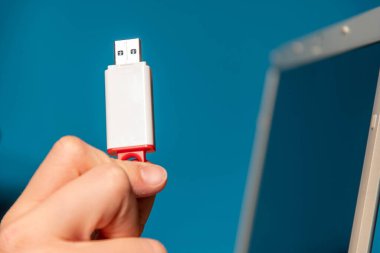 Çocuk, turkuazın önündeki havada beyaz veri çubuğu gösteriyor.