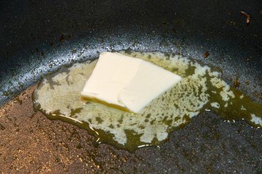 Tereyağını bir tavada erit