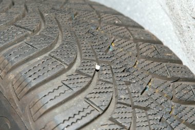 Kış lastiklerini depolarında bir taşla