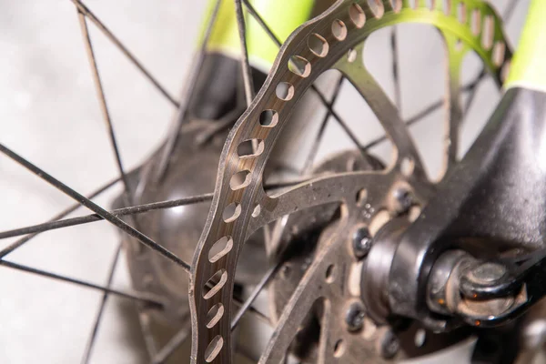 Bisikletin arka tekerinde disk freni var.