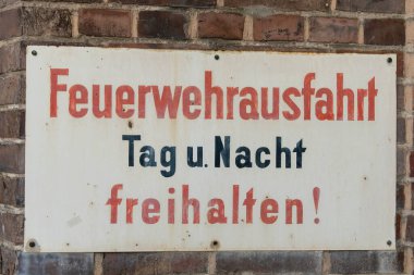 Alman yazıtlarının olduğu eski işaret. İtfaiye istasyonunu gece gündüz açık tutun.