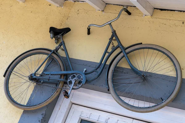 Altes Fahrrad Hing Hauswand — Stockfoto