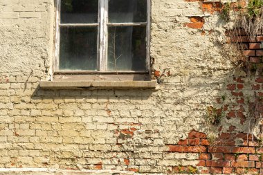 Evin ön cephesi eski püskü alçı ve tuğla duvarlar.