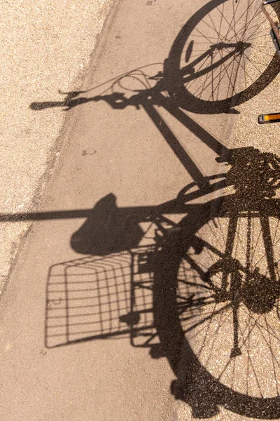 Schatten Eines Fahrrads Auf Der Straße Mit Korb Auf Dem — Stockfoto