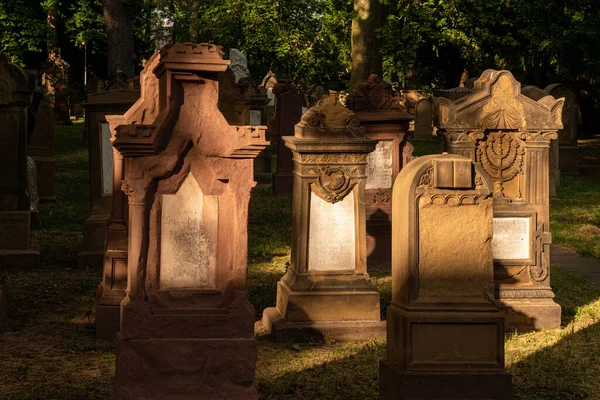 Ponury Nastrój Słońcem Starym Cmentarzu — Zdjęcie stockowe