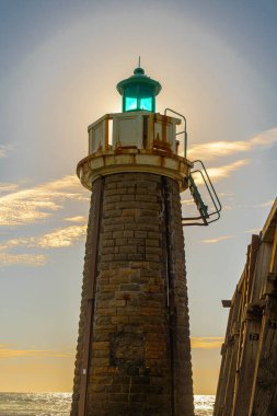 Atlantik kıyısında parlayan deniz feneri