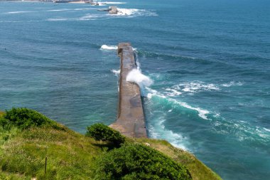 Atlantik sörfünde kıyı koruması olarak dalgalar