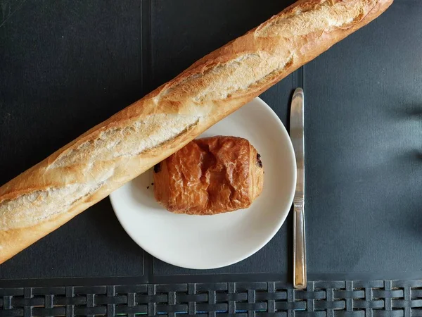 フランスの朝食でバケツとチョコレートクロワッサン — ストック写真