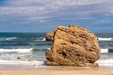 Güney Fransa 'da Biarritz için dalgalarda bir kaya
