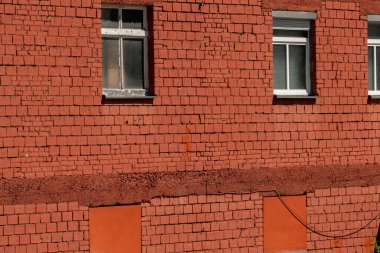 Eski pencereli kırmızı tuğlalı ev cephesi