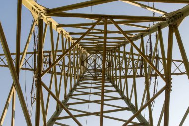 Elektrik direği aşağıdan gökyüzüne baktı.