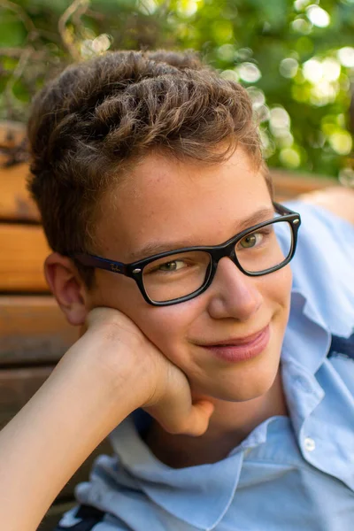 Européen Garçon Avec Des Lunettes Des Boucles Faisceaux Caméra — Photo