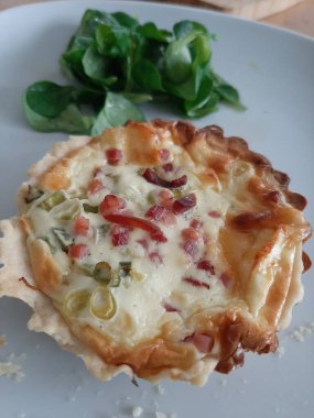 Peynirli Fransız pastası ve taze salata.