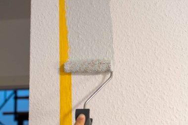 Bantladıktan sonra duvarı boyuyorum.